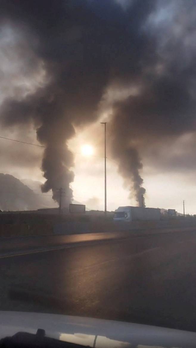 이스라엘의 공습이 이뤄진 13일(현지시간) 이란 케르만샤에서 연기가 피어오르고 있다. 로이터연합뉴스
