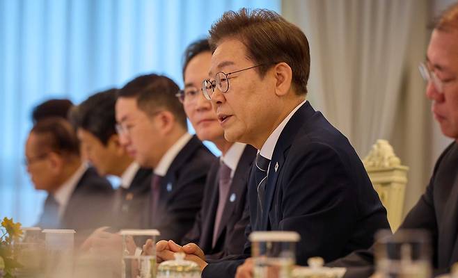 이재명 대통령이 13일 서울 용산 대통령실 청사에서 6경제단체·기업인 간담회를 하고 있다. 대통령실 제공
