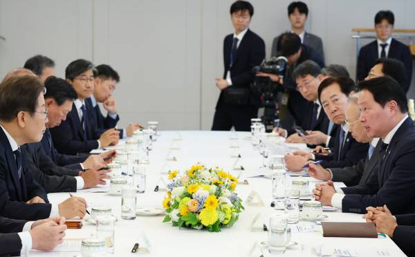 이재명 대통령이 13일 서울 용산 대통령실에서 열린 6경제단체·기업인 간담회에서 최태원 SK그룹 회장 겸 대한상공회의소 회장의 발언을 듣고 있다. 2025.6.13 [대통령실통신사진기자단]