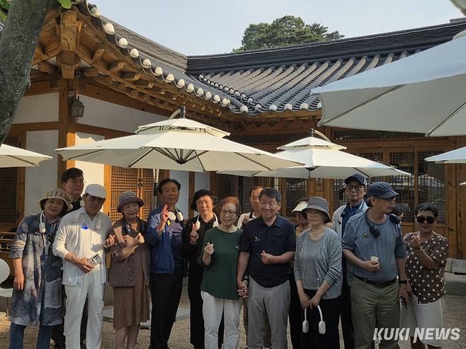 이날 행사에서 매칭된 총 7쌍의 커플이 기념 사진을 찍고 있다. 노유지 기자