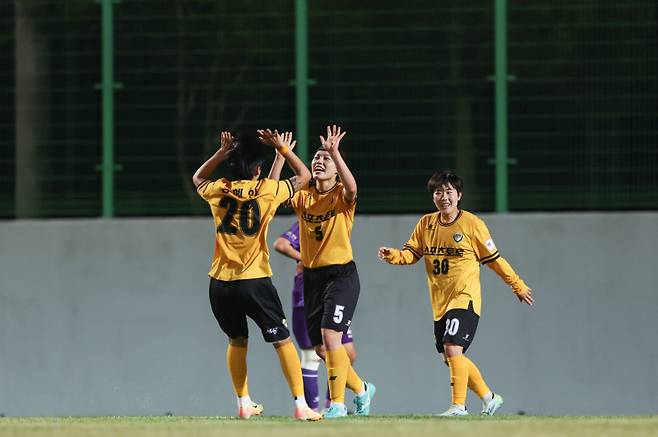 세종스포츠토토 신담영 선수의 골 장면. 한국여자축구연맹 제공