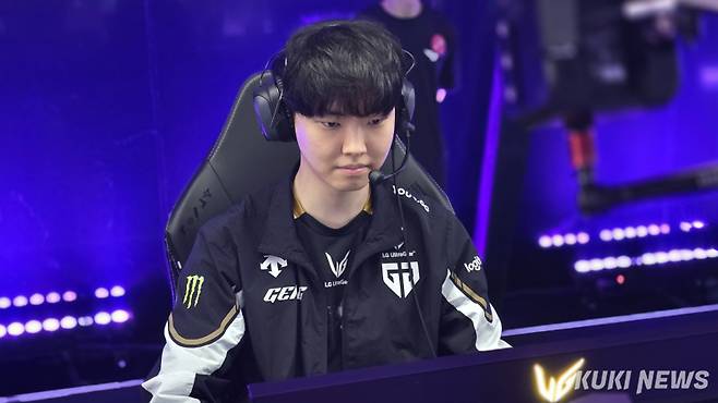‘쵸비’ 정지훈이 13일 오후 5시 부산 사직실내체육관에서 ‘2025 LCK 로드 투 MSI’ 3라운드 한화생명과 경기 전 장비를 세팅하고 있다. 김영건 기자