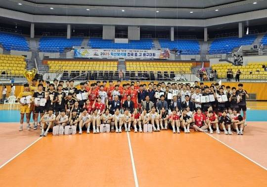 13일 전북 익산팔봉실내체육관에서 막을 내린 2025 익산보석배 전국중고배구대회에서 남녀 고등부, 중등부 입상팀들이 대회 관계자들과 포즈를 취하고 있다. [한국중고배구연맹 제공]