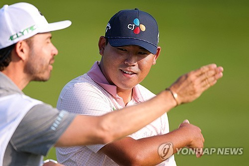 캐디와 담소하는 김시우. 사진[게티이미지/AFP=연합뉴스]