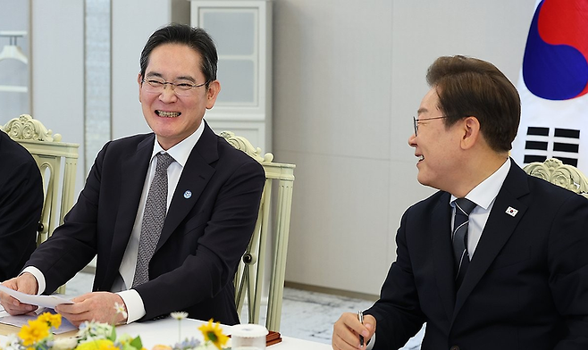 이재명 대통령이 13일 서울 용산 대통령실에서 열린 6경제단체·기업인 간담회에서 이재용 삼성전자 회장의 발언을 듣던 중 함께 미소짓고 있다. [대통령실통신사진기자단] / 사진 = 대통령실, 연합뉴스