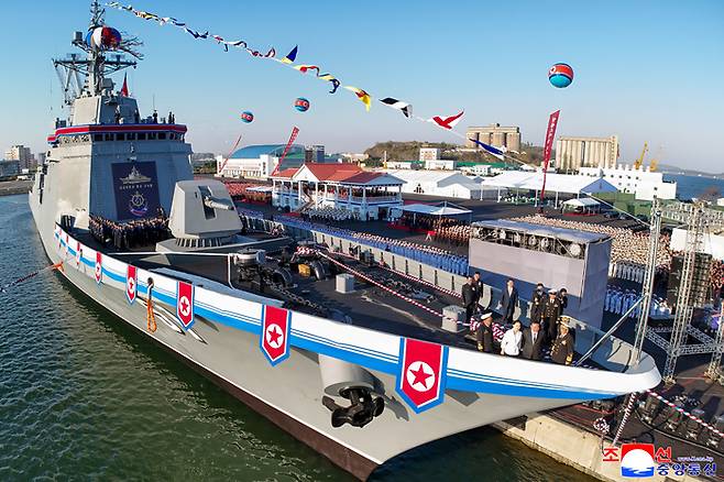 북한이 지난 4월 25일 개최한 5000톤(t)급 신형구축함 ‘최현호’ 진수식 장면. [사진 = 연합뉴스]