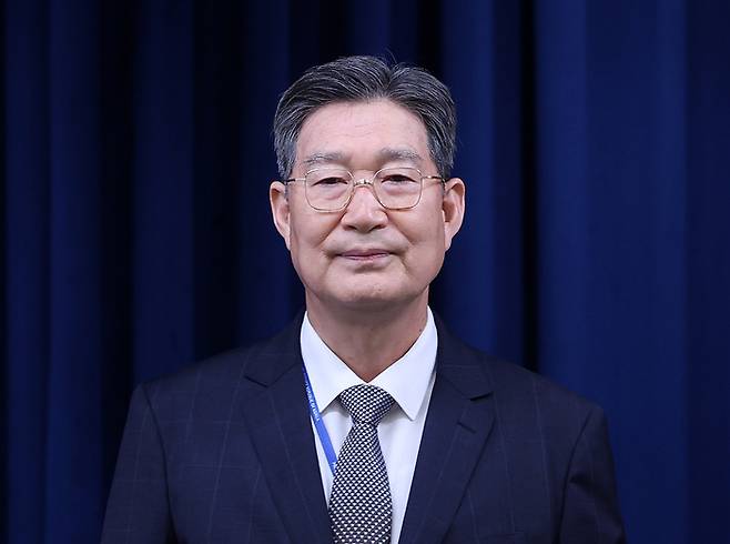 새정부 초대 민정수석에 임명된 오광수 변호사가 지난 8일 서울 용산구 대통령실 청사에서 열린 수석급 인선 발표 브리핑에 참석하고 있다.  [사진 출처 = 뉴스1]