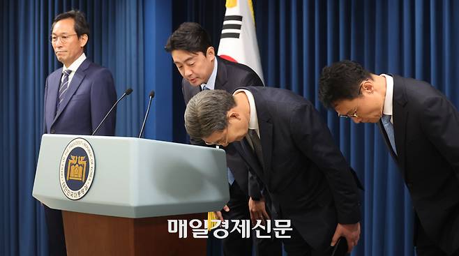 강훈식 대통령비서실장이 8일 서울 용산 대통령실청사 브리핑룸에서 인선 발표를 할 당시 오광수 전 민정수석(오른쪽에서 두번째)이 인사를 하고 있다.  [이승환기자]