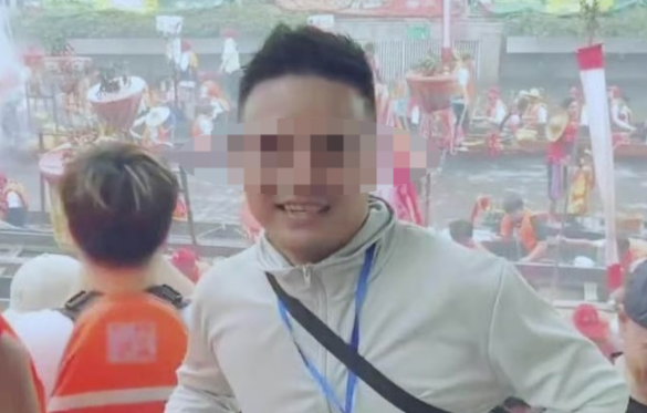 중국 남부의 한 남성이 보트 경주 행사에 참석해 ‘건물 두채를 소유한 건물주’라는 플래카드를 걸고 여자친구를 구하는 모습이 온라인에서 화제가 됐다. [사진출처 = SCMP]