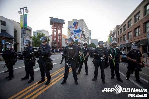 LA 도심 리틀 도쿄에서 경찰들이 시위대를 막아서고 있다. 사진=ⓒAFPBBNews = News1