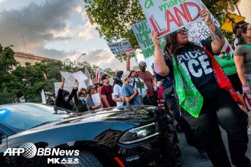 LA 시내에서는 ICE의 이민자 단속에 반발하는 시위가 계속되고 있다. 사진=ⓒAFPBBNews = News1