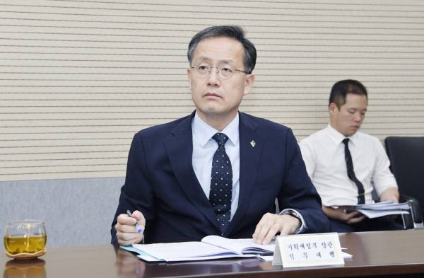 [서울=뉴시스] 김근수 기자 = 이형일 기획재정부 장관 직무대행 1차관이 12일 오후 정부세종청사 중앙동에서 '제17차 부동산 시장 및 공급상황 점검 전담반 회의'를 주재하고 있다. (사진= 기획재정부 제공) 2025.06.12.