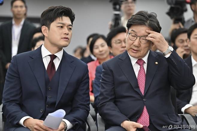 [서울=뉴시스] 조성봉 기자 = 김용태 국민의힘 비상대책위원장과 권성동 원내대표가 4일 서울 여의도 중앙당사에서 열린 제21대 대통령선거 국민의힘 중앙선거대책위원회 해단식에서 대화를 나누고 있다. (공동취재) 2025.06.02. /사진=