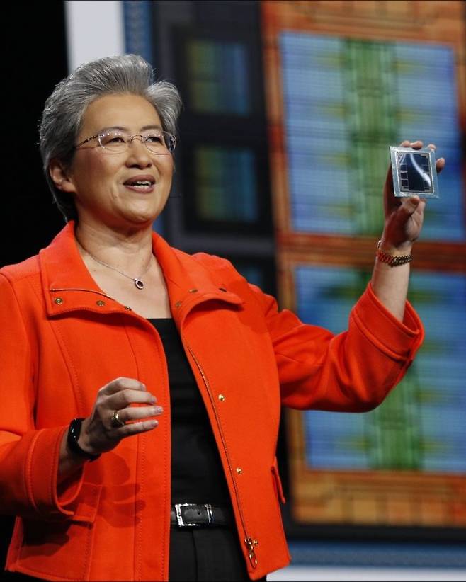 리사 수 AMD 최고경영자(CEO)가 12일(현지시간) 미국 캘리포니아주 새너제이에서 열린 ‘AI 어드밴싱 2025’ 행사에서 신형 AI 가속기 MI350 시리즈를 소개하고 있다. /사진 = AMD SNS