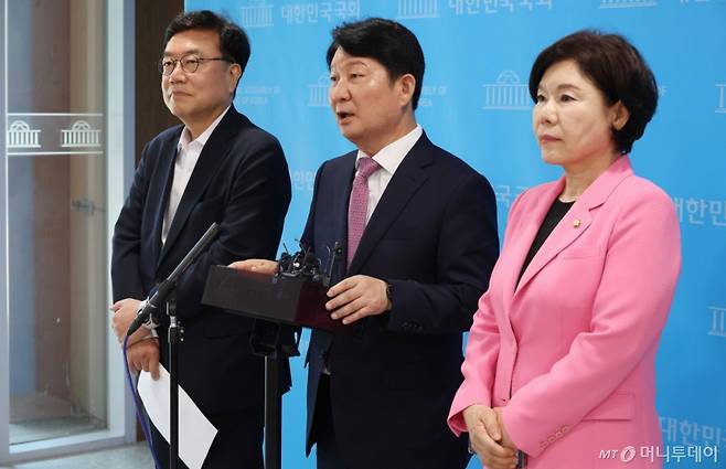 [서울=뉴시스] 조성봉 기자= 권영진 국민의힘 의원이 12일 오후 서울 여의도 국회 소통관에서 '당의 혁신을 바라는 재선의원 모임의 두 번째 입장발표' 기자회견을 마치고 취재진의 질문에 답변하고 있다. 왼쪽부터 서범수 의원, 권 의원, 조은희 의원. 2025.06.12.  /사진=조성봉