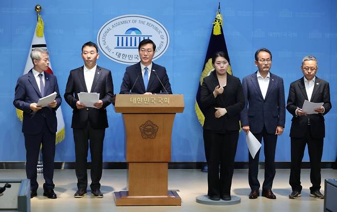 더불어민주당 장경태, 김용민 등 의원들이 지난 11일 서울 여의도 국회 소통관에서 검찰 개혁 관련 기자회견을 하고 있다. /사진=뉴시스.