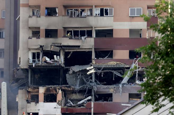 2025년 6월 13일 이란 수도 테헤란에서 구조대가 이스라엘 공습의 표적이 된 건물에서 작업하고 있다. 이스라엘은 13일 새벽 이란의 핵 및 군사 시설과 테헤란의 주거용 건물을 겨냥한 공습을 단행했다./AFP=뉴스1