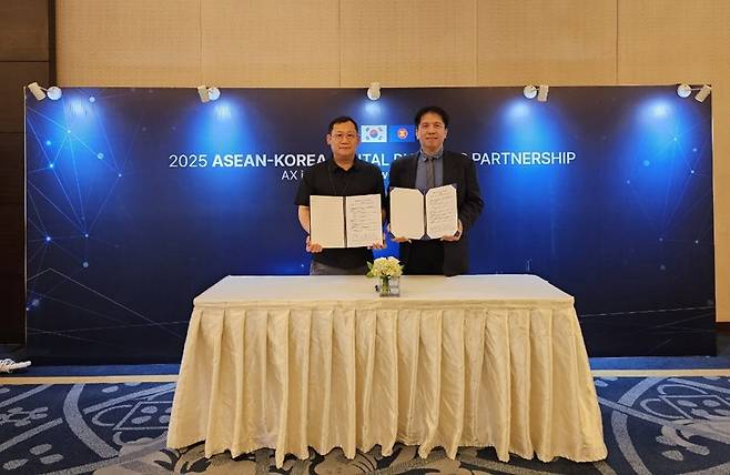 (사진 왼쪽부터)강우현 브레인웍스 대표와 Andi Widjaja AMP 대표가 MOU를 체결하고 기념사진을 촬영 중이다/사진제공=브레인웍스