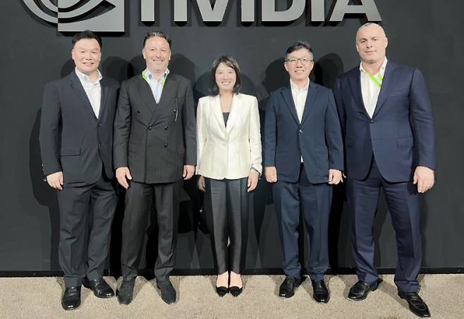 석상옥(왼쪽부터) 네이버랩스 대표, 압델마지드 아라쿠이 후사이니 TAQA 모로코 CEO, 채선주 네이버 전략사업 대표, 김유원 네이버클라우드 대표, 칼리드 아랍 로이드그룹 창업자가 지난 11일(현지시각) GTC Paris 행사에 참석해 모로코 AI 데이터센터 구축을 위한 협력을 논의했다. /사진=네이버