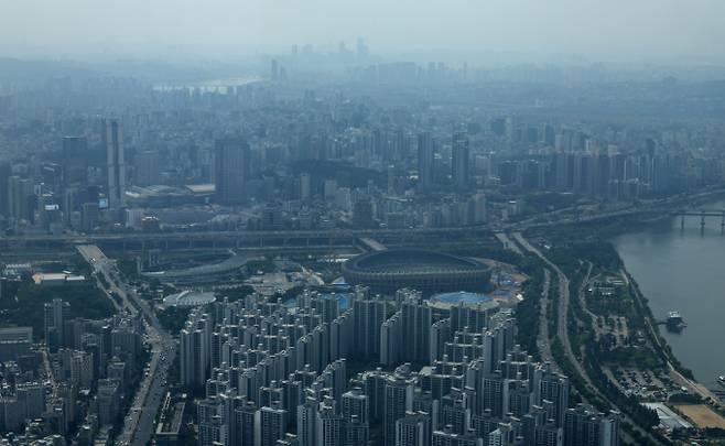 강남권 최고가 아파트의 신혼부부 우선공급 당첨자들이 모두 해당 자치구에 장기 거주한 이들로 확인되면서 임대 기회의 형평 논란이 제기됐다. 사진은 서울 강남3구 아파트 단지 모습. /사진=뉴시스