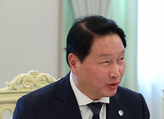 최태원 SK그룹 회장 겸 대한상공회의소회장이 13일 서울 용산 대통령실에서 열린 이재명 대통령과의 6경제단체와 기업인 간담회에 참석했다. /사진=뉴시스