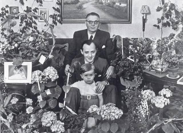 레고의 1대 오너 올레 키르크, 2대 오너 고트프레드, 3대 오너 키엘의 가족 사진. 민음사 제공