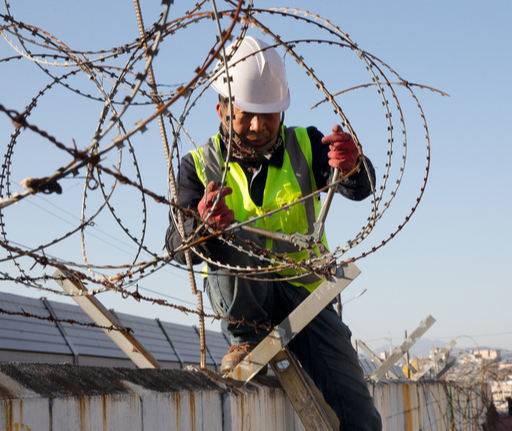 2020년 경북 칠곡군 왜관읍 미군 부대인 캠프 캐럴의 담장에 쳐진 낡은 철조망을 제거하는 모습. 사진은 기사내용과 상관 없음. 칠곡군 제공