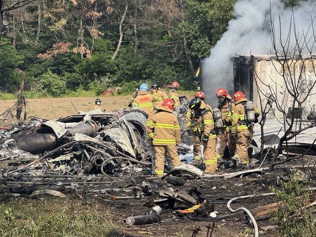 지난달  29일 오후 1시52분경 경북 포항시 남구 동해면 신정리 인근 야산에 해군 항공사령부 소속 P-3K 해상초계기가 추락, 탑승자 4명 모두 순직했다. 포항=뉴시스