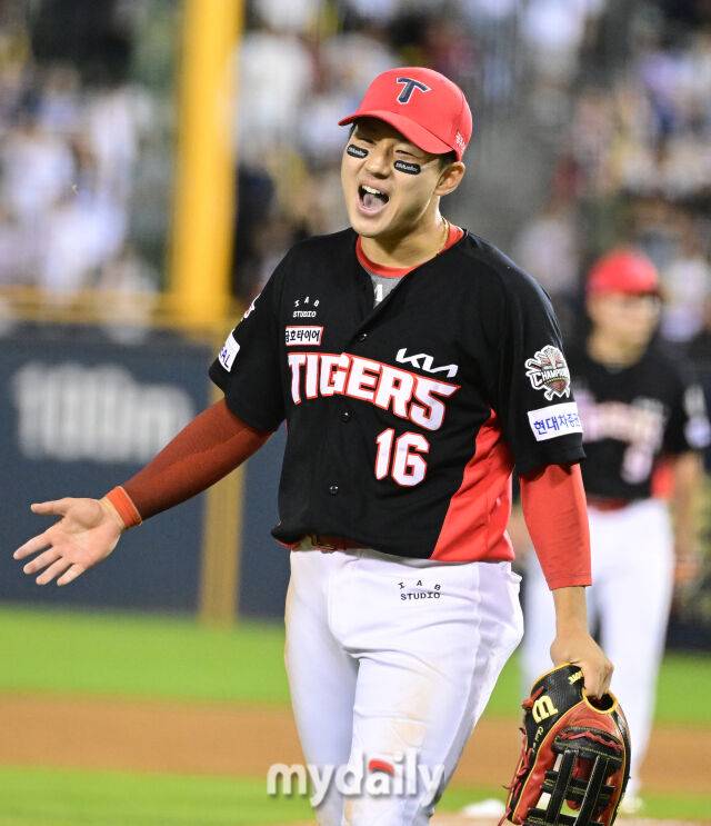 2025년 6월 5일 오후 서울 잠실구장에서 진행된 '2025 신한 SOL뱅크 KBO 리그' KIA 타이거즈와 두산 베어스의 경기. KIA 우익수 최원준이 9회말 2사 1.2루서 두산 김동준의 우전 안타 홈으로 송구해 2루 주자 박준순을 잡고 기뻐하고 있다./마이데일리