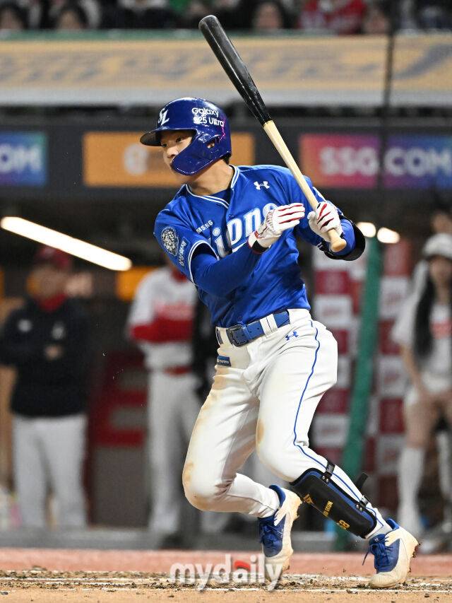 29일 오후 인천광역시 문학동 SSG랜더스필드에서 진행된 '2025 프로야구 KBO리그' SSG랜더스와 삼성라이온즈의 경기. 삼성 양도근이 7회초 2사에서 3루 실책으로 출루하고 있다./마이데일리