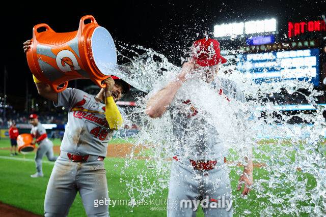 동료들에게 커리어 첫 번째 완봉승의 축하를 받고 있는 세인트루이스 카디널스 에릭 페디./게티이미지코리아