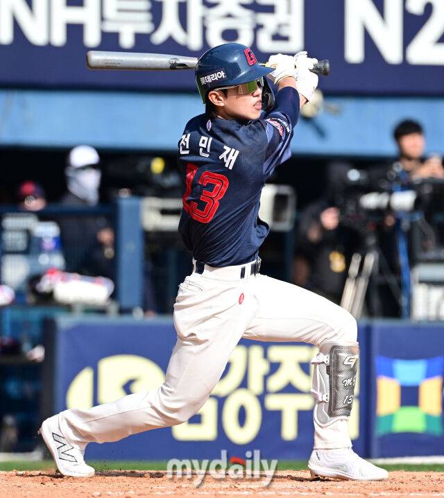 2025년 4월 26일 오후 서울 잠실구장에 진행된 '2025 신한 SOL뱅크 KBO 리그' 롯데 자이언츠와 두산 베어스의 경기.롯데 전민재가 7회초 2사 2루서 1타점 적시타를 치고 있다./마이데일리