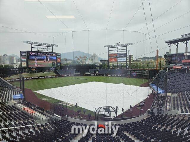 대전 한화생명볼파크에 대형 방수포가 깔렸다./대전=심혜진 기자