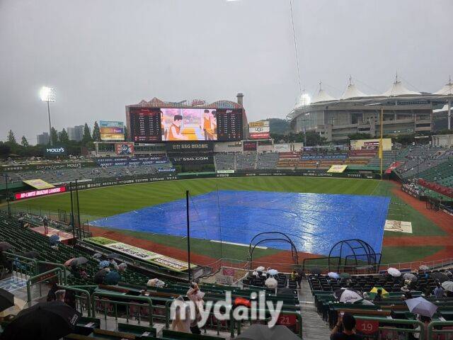 비가 내리고 있는 인천 SSG랜더스필드./인천 = 박승환 기자