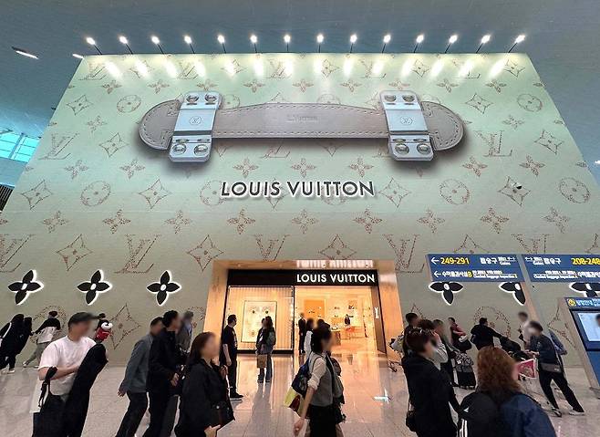 듀플렉스(복층) 구조의 루이비통 인천공항 제2여객터미널점 모습  [신세계면세점 제공]