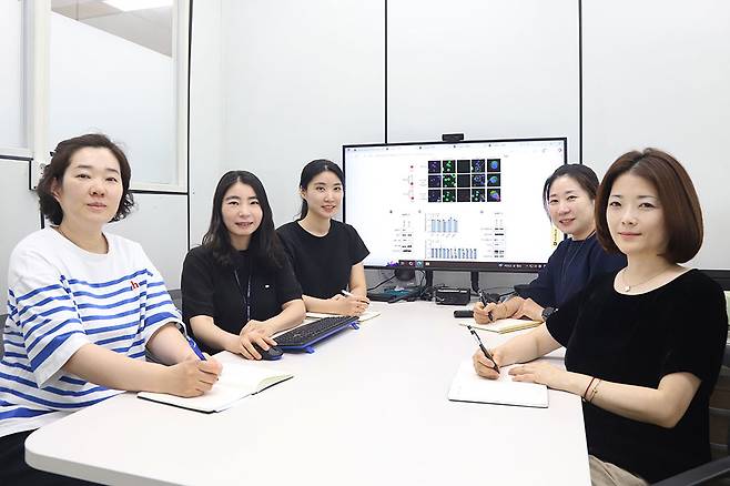 췌장암 치료 효과를 획기적으로 높일 수 있는 ‘나노 항체’ 기반의 정밀 항암 기술 연구를 수행한 정주연(오른쪽 앞) 박사 연구팀. [한국생명공학연구원 제공]