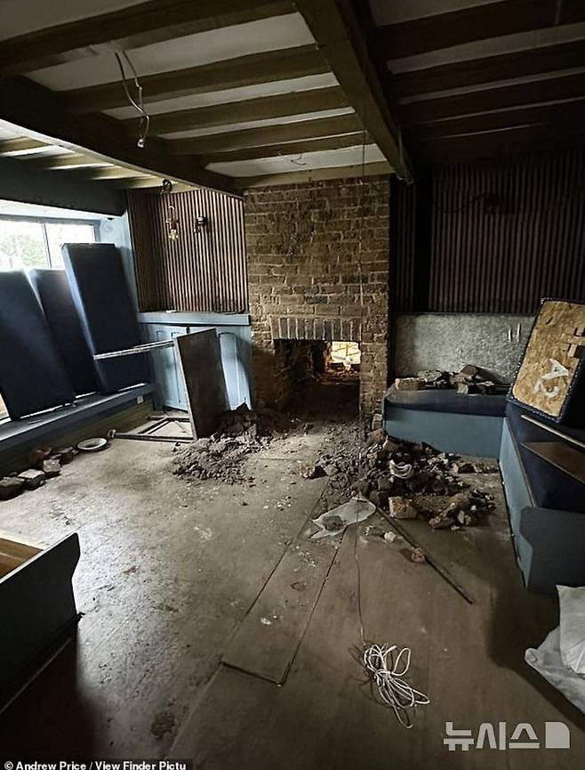 [뉴시스]영국 체셔의 한 고급 부티크 매장 벽을 뚫고 침입한 도둑들이 약 4억 원 상당의 명품백을 훔쳐 달아났다. (사진=데일리메일)