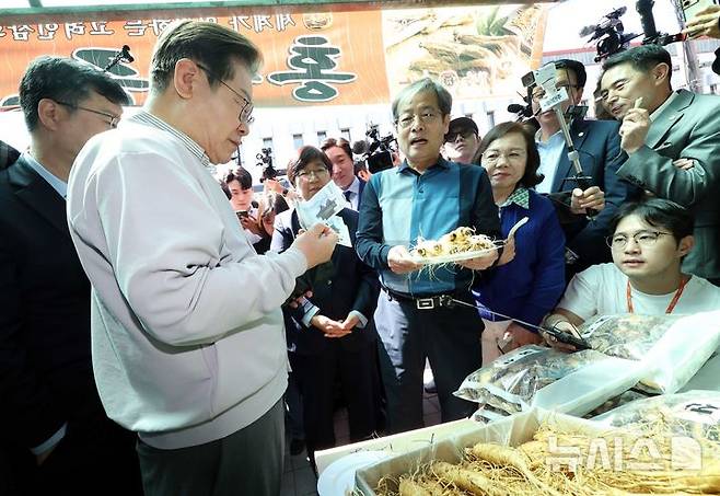 [진안=뉴시스] 조성봉 기자 = 이재명 대통령이 더불어민주당 대선후보 당시인 지난달 7일 전북 진안군 새참거리 인근에서 지역화폐로 수삼을 구매하고 있다. .2025.05.07. suncho21@newsis.com