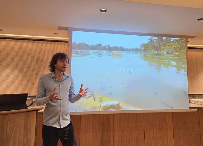 [니스=뉴시스] 이혜원 기자 = 네덜란드 해양 플라스틱 수거 비영리단체인 '오션클린업'의 보얀 슬랫 창립자 겸 최고경영자가 12일(현지 시간) 프랑스 니스 아난타라 호텔에서 기자회견 하고 있다. 2025.06.13. hey1@newsis.com *재판매 및 DB 금지 *재판매 및 DB 금지