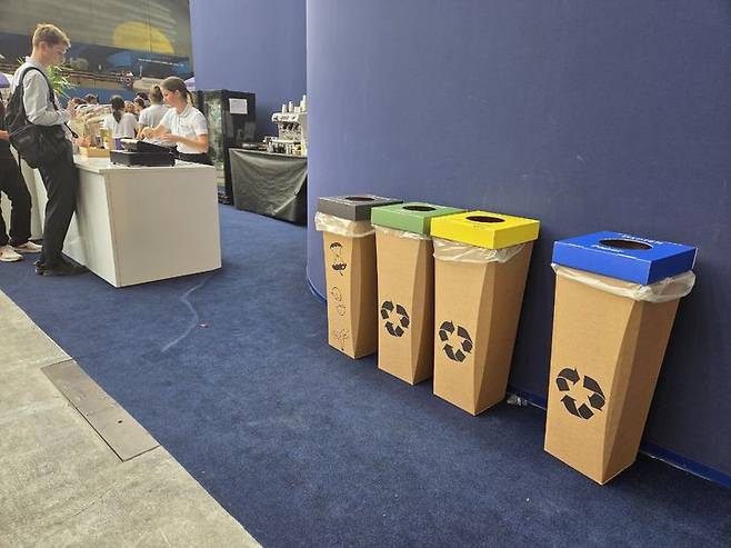 [니스=뉴시스] 이혜원 기자 = 12일(현지 시간) 프랑스 니스에서 열린 제3차 유엔 해양총회 계기로 마련된 전시장 '라발렌'(La Baleine)에 플라스틱이 아닌 종이 쓰레기통이 놓여 있다. 2025.06.13. hey1@newsis.com *재판매 및 DB 금지 *재판매 및 DB 금지