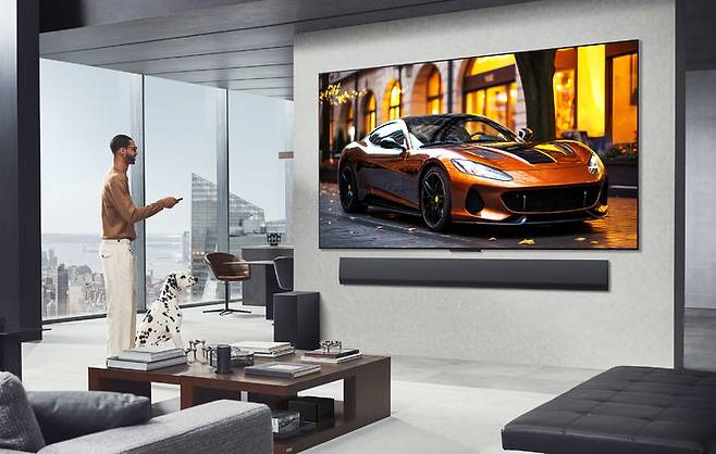 [서울=뉴시스]LG전자가 11일 LG사이언스파크서 '2025 LG 올레드·QNED TV 신제품 브리핑'을 진행했다. 사진은 LG 올레드 에보(모델명: M5)가 집 안 공간에 배치된 모습. (사진=LG전자 제공) 2025.03.11. photo@newsis.com *재판매 및 DB 금지
