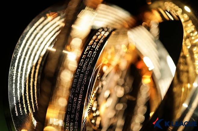 [서울=뉴시스]  6일 경기도 성남 네이버 1784 사옥에서 열린 국제축구연맹(FIFA) 2025 클럽 월드컵 트로피 제막식에서 트로피가 공개되고 있다. (사진=한국프로축구연맹 제공). 2025.03.06. photo@newsis.com *재판매 및 DB 금지