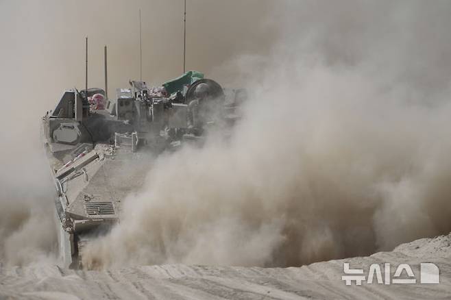 [가자지구=AP/뉴시스] 6월11일 이스라엘-가자 접경 근처에서 이스라엘군(IDF) 병력수송장갑차(APC)가 기동하고 있다. 2025.06.13.