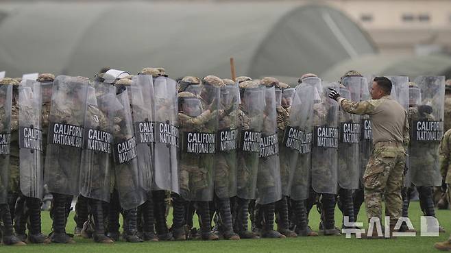 [로스알라미토스=AP/뉴시스]도놀드 트럼프 미 대통령의 명령으로 로스앤젤레스에 배치된 캘리포니아 주방위군이 11일(현지시각) 시위 진압 훈련을 하고 있다. 주방위군 동원을 막아달라는 캘리포니아 주정부의 소송에 최소 22개주가 동참했다. 2025.6.13.