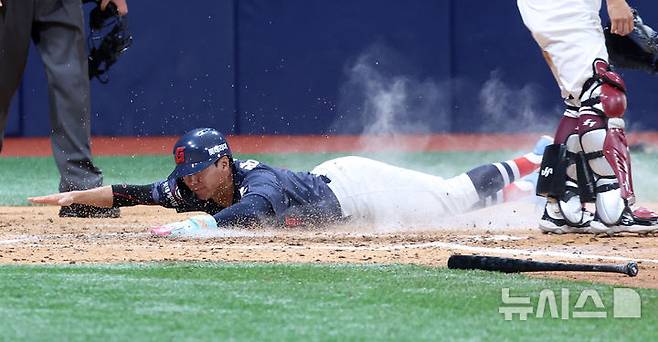 [서울=뉴시스] 이영환 기자 = 17일 오후 서울 구로구 고척스카이돔에서 열린 2025 프로야구 시범경기 롯데 자이언츠와 키움 히어로즈의 경기, 8회초 2사 2,3루에서 롯데 나승엽의 안타에 2루주자 장두성이 홈인하고 있다. 2025.03.17. 20hwan@newsis.com