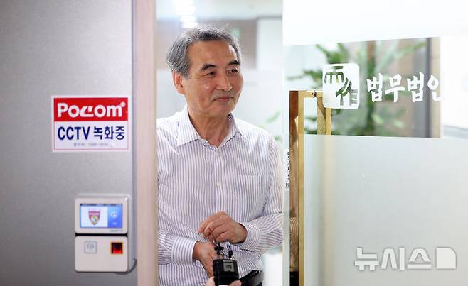 [서울=뉴시스] 김선웅 기자 = 김건희 특검 특별검사에 지명된 민중기 변호사(전 서울중앙지방법원장)이 13일 서울 서초구 소재 법무법인 사무실에서 취재진과 만나 질의응답을 하고 있다. 2025.06.13. mangusta@newsis.com