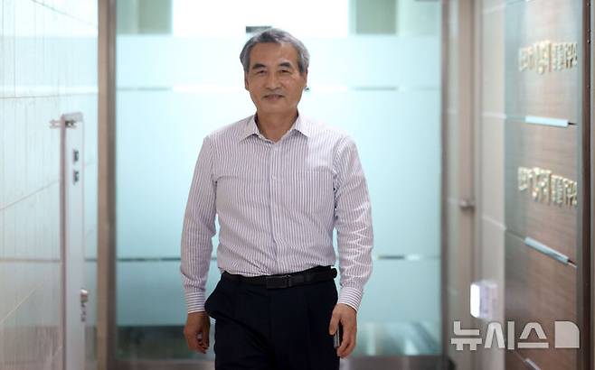 [서울=뉴시스] 김선웅 기자 = 김건희 특검 특별검사에 지명된 민중기 변호사(전 서울중앙지방법원장)이 13일 서울 서초구 소재 법무법인 사무실로 들어서고 있다. 2025.06.13. mangusta@newsis.com