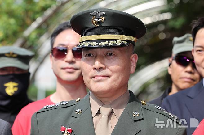 [서울=뉴시스] 황준선 기자 = 해병대원 순직 사고와 관련해 항명 등 혐의를 받는 박정훈 전 해병대 수사단장(대령)이 13일 서울 서초구 서울고등법원에서 열린 항소심 1차 공판에 출석하고 있다. 2025.06.13. hwang@newsis.com