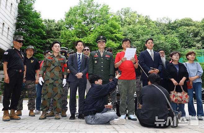 [서울=뉴시스] 황준선 기자 = 해병대원 순직 사고와 관련해 항명 등 혐의를 받는 박정훈 전 해병대 수사단장(대령)과 참군인 박정훈 후원회원들이 13일 서울 서초구 서울고등법원에서 열린 항소심 1차 공판에 출석에 앞서 기자회견을 하고 있다. 2025.06.13. hwang@newsis.com