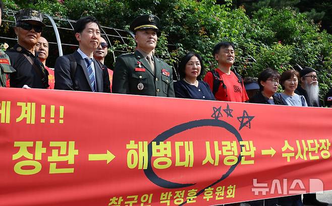 [서울=뉴시스] 황준선 기자 = 해병대원 순직 사고와 관련해 항명 등 혐의를 받는 박정훈 전 해병대 수사단장(대령)과 참군인 박정훈 후원회원들이 13일 서울 서초구 서울고등법원에서 열린 항소심 1차 공판 출석에 앞서 기념촬영 하고 있다. 2025.06.13. hwang@newsis.com